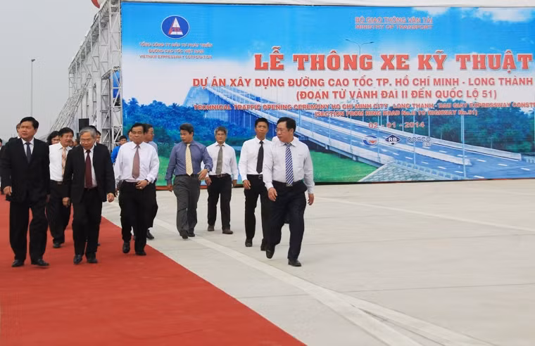 Bộ trưởng Đinh La Thăng và đại diện các bộ, ngành, lãnh đạo địa phương có dự án đi qua tiến ra cắt băng khánh thành.