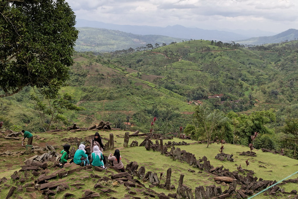 Nhóm nghiên cứu khẳng định Gunung Padang không đơn thuần là một ngọn đồi, mà thực tế đây là quần thể nhiều lớp cấu trúc cổ với nền móng có niên đại lên tới 10.000 năm tuổi, thậm chí lâu hơn.