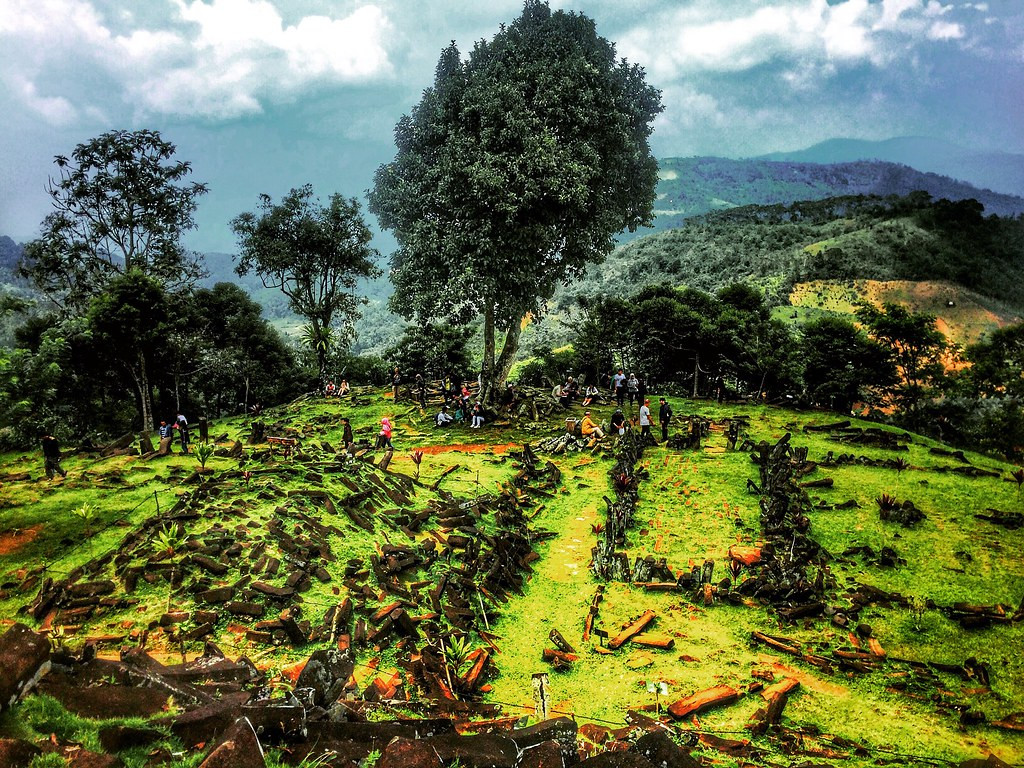 Bên dưới lớp này là lớp thứ ba, gồm nhiều khoang rỗng hoặc phòng chứa nằm ở độ sâu 15 mét dưới lòng đất. Lớp thứ tư ở dưới làm bằng đá bazan và có thể được người xưa chạm khắc, đục đẽo.