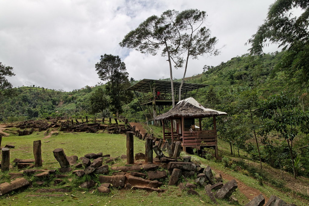 Sử dụng kết hợp nhiều phương pháp khảo sát, trong đó có công nghệ quét radar xuyên đất (GPR), cắt lớp địa chấn và khai quật khảo cổ học, họ cho rằng Gunung Padang là cấu trúc nhân tạo với lớp nền được xây trong các giai đoạn liên tiếp thời tiền sử.