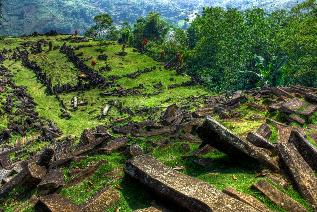 Họ chỉ ra Gunung Padang không chỉ nằm trên đỉnh mà còn bao quanh sườn dốc với tổng diện tích ít nhất khoảng 15 ha, đồng thời ăn sâu vào lòng đất.