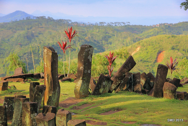 Lớp địa tầng trên cùng gồm những cột đá, tường, đường dẫn và khoảng trống, cách bề mặt lớp thứ hai 1 - 3 mét. Lớp thứ hai từng được cho là hình thành bởi đá tự nhiên, nhưng đây thực chất là loạt cột đá được con người sắp đặt theo cấu trúc ma trận.