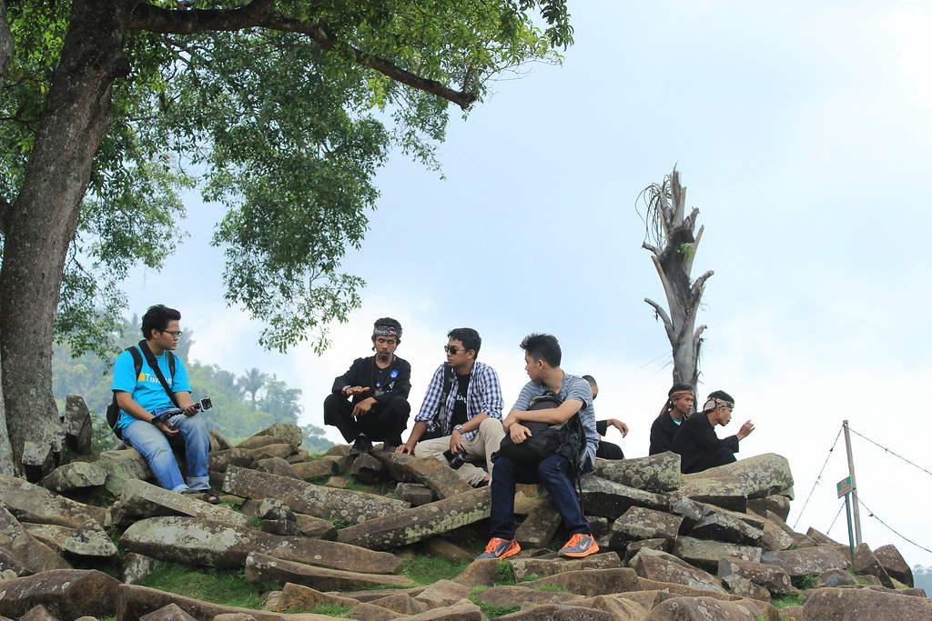 Dù vậy, rất nhiều du khách đã đổ về Gunung Padang để khám phá nơi họ tin là một kim tự tháp đích thực.