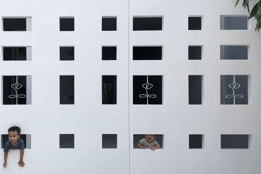 Các ô cửa kết nối giữa các căn phòng trong nhà cũng trở thành nơi vui chơi yêu thích của trẻ.