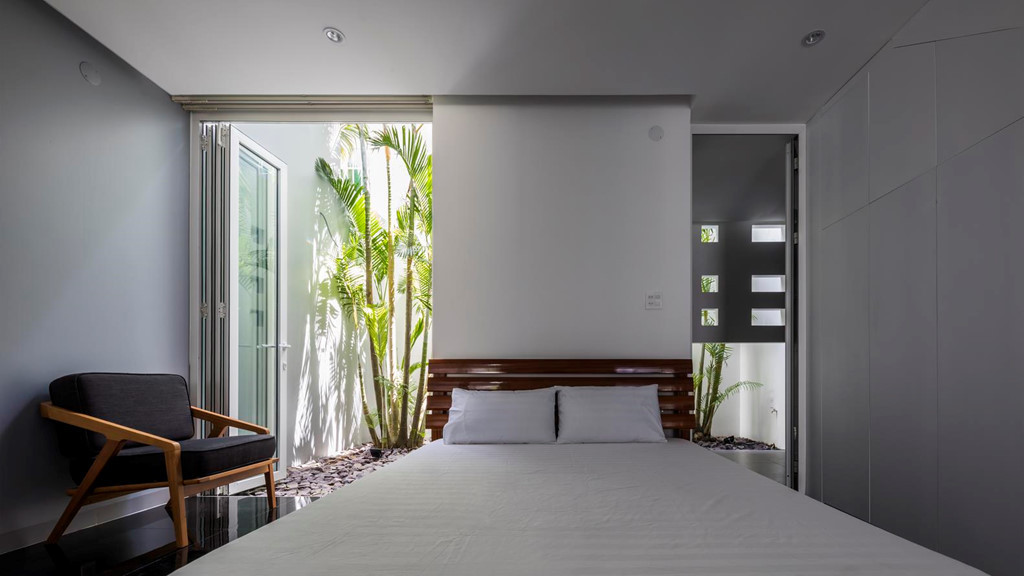 Phòng ngủ tối giản và yên tĩnh. Ngôi nhà được hoàn thành trong 12 tháng, và được đánh giá là có chi phí tương đối rẻ, nhờ sử dụng các vật liệu sẵn có ở địa phương.