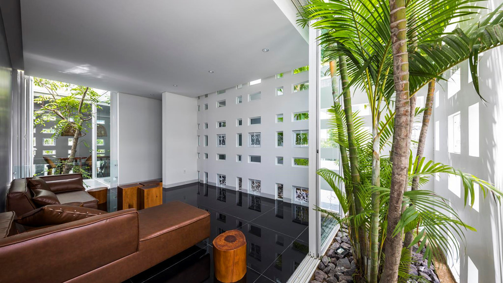 Được thiết kế với 3 khối xếp chồng và so le cùng các bức tường dạng tổ ong, ngôi nhà luôn tràn ngập ánh sáng và gió.