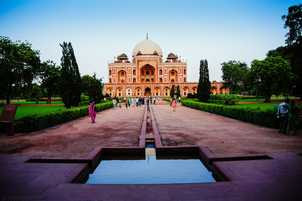 Một vài lối đi được đặt hồ nước trang trí ở giữa. Lối kiến trúc vườn này biểu tượng cho hình ảnh Khu vườn Địa đàng được miêu tả trong kinh Koran với 4 dòng sông: Sông nước, sông sữa, sông mật và sông rượu.