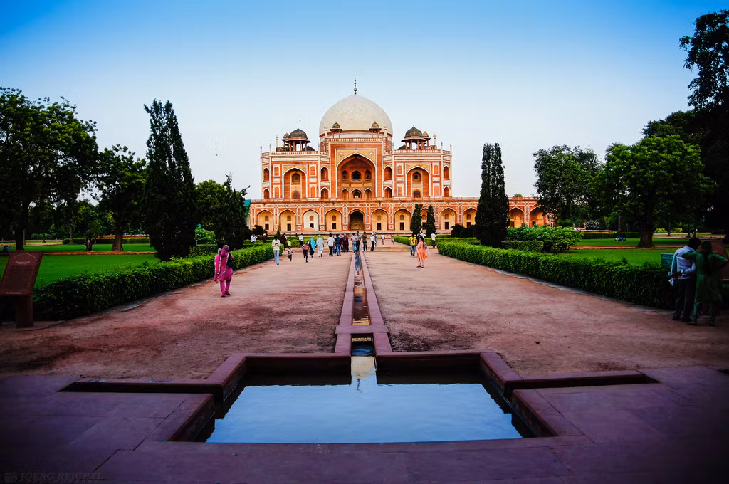 Một vài lối đi được đặt hồ nước trang trí ở giữa. Lối kiến trúc vườn này biểu tượng cho hình ảnh Khu vườn Địa đàng được miêu tả trong kinh Koran với 4 dòng sông: Sông nước, sông sữa, sông mật và sông rượu.