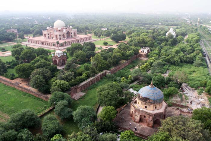 Lăng mộ được xây trên nền đá cao 7 mét so với mặt đất. Phần vườn bao quanh được xây theo phong cách Ba Tư với bốn lối đi dẫn vào lăng mộ trung tâm, chia toàn bộ khuôn viên làm bốn khu vườn.