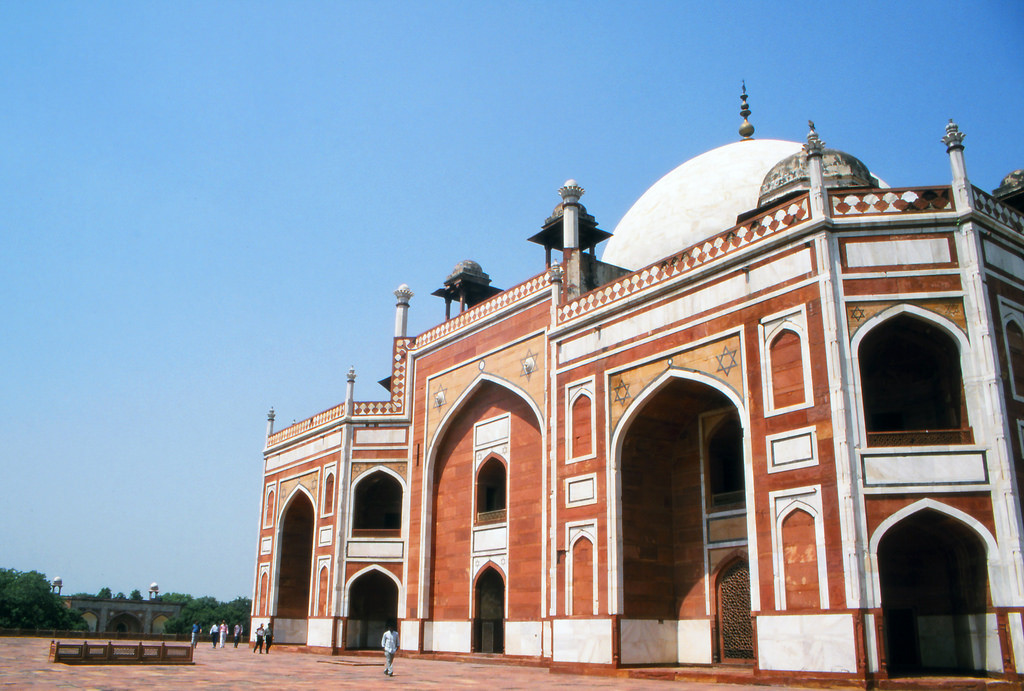 Những lối vào xung quanh lăng đều có dạng vòm, cao 6 mét và lát đá cẩm thạch trắng. Cửa vào chính đặt ở chính giữa hai phía Đông - Tây và cao hai tầng.