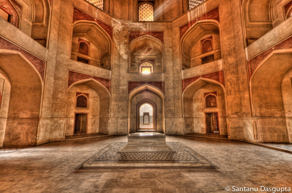 Ở trung tâm phòng mộ Humayun đặt một tấm bia theo hướng Bắc - Nam để vạch ra ranh giới giữa mộ của vua Humayun với những người khác trong hoàng tộc.