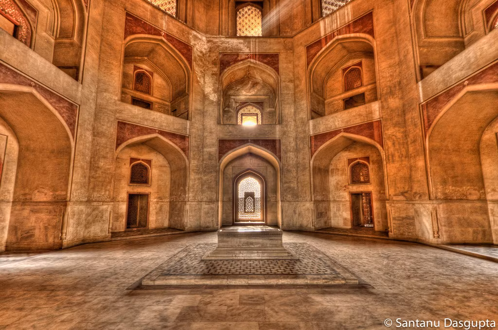 Ở trung tâm phòng mộ Humayun đặt một tấm bia theo hướng Bắc - Nam để vạch ra ranh giới giữa mộ của vua Humayun với những người khác trong hoàng tộc.