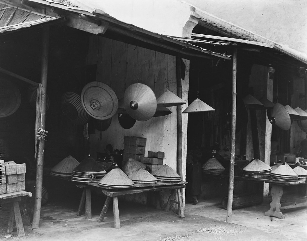 Cửa hàng bán nón lá và gối đan bằng cói.