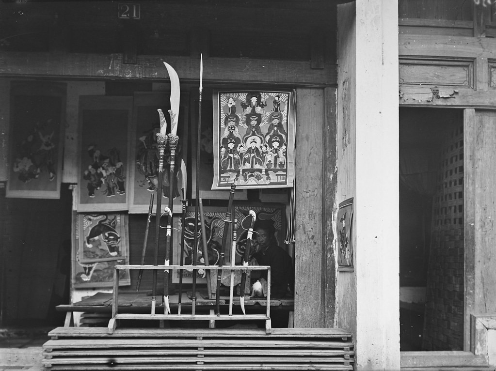 Cửa hàng bán tranh Hàng Trống và đồ thờ.