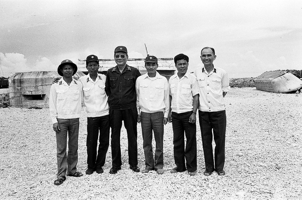 Đại tướng Lê Đức Anh và các sỹ quan trên đảo Trường Sa Lớn chụp ảnh lưu niệm trước một công sự trên đảo. Ảnh: Nguyễn Viết Thái.