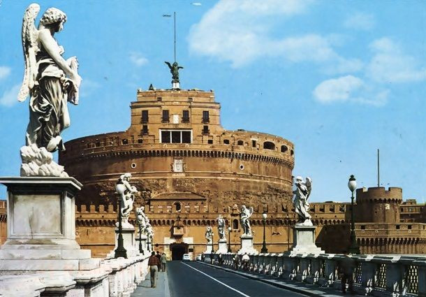 Từ thế kỷ 14, công trình được Giáo hội Roma biến thành một lâu đài đồng thời là nhà ngục. Phạm nhân nổi tiếng nhất từng bị giam giữ ở nơi đây là nhà bác học Giordano Bruno.