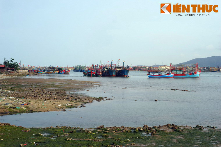 Lúc này, cán bộ chiến sỹ phà Gianh thực hiện vượt sông ở cả 2 bến. Nếu bến phà I bị tắc đường thì sử dụng bến phà II và ngược lại. Ngoài ra, chúng ta còn xây dựng các bến phụ, lập phương án điều hành các đoàn xe vượt sông theo các tình huống khác nhau được chuẩn bị từ trước.