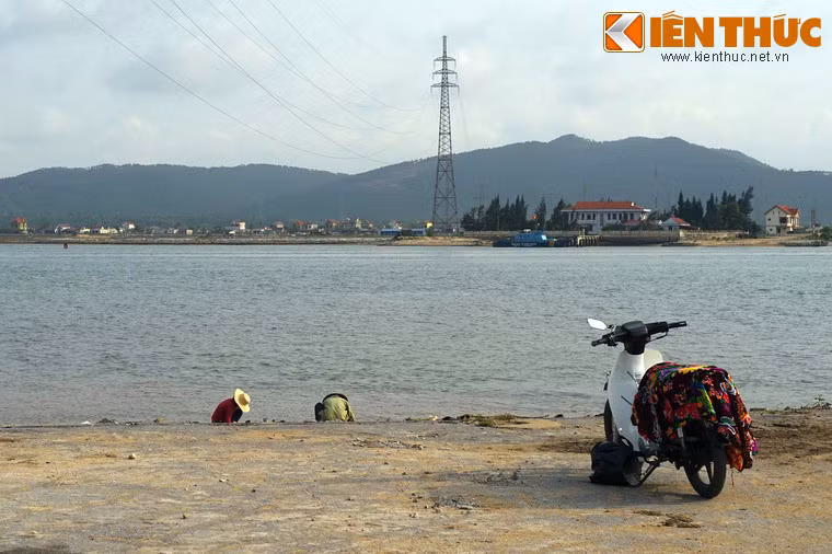 Trong suốt giai đoạn kháng chiến chống Mỹ, khẩu hiệu hành động “Đầu đội bom, chân bám phà, tay lái, tay súng, miệng hát bài ca chiến thắng” đã trở thành phong trào cách mạng trong toàn đơn vị bảo vệ bến phà Gianh.