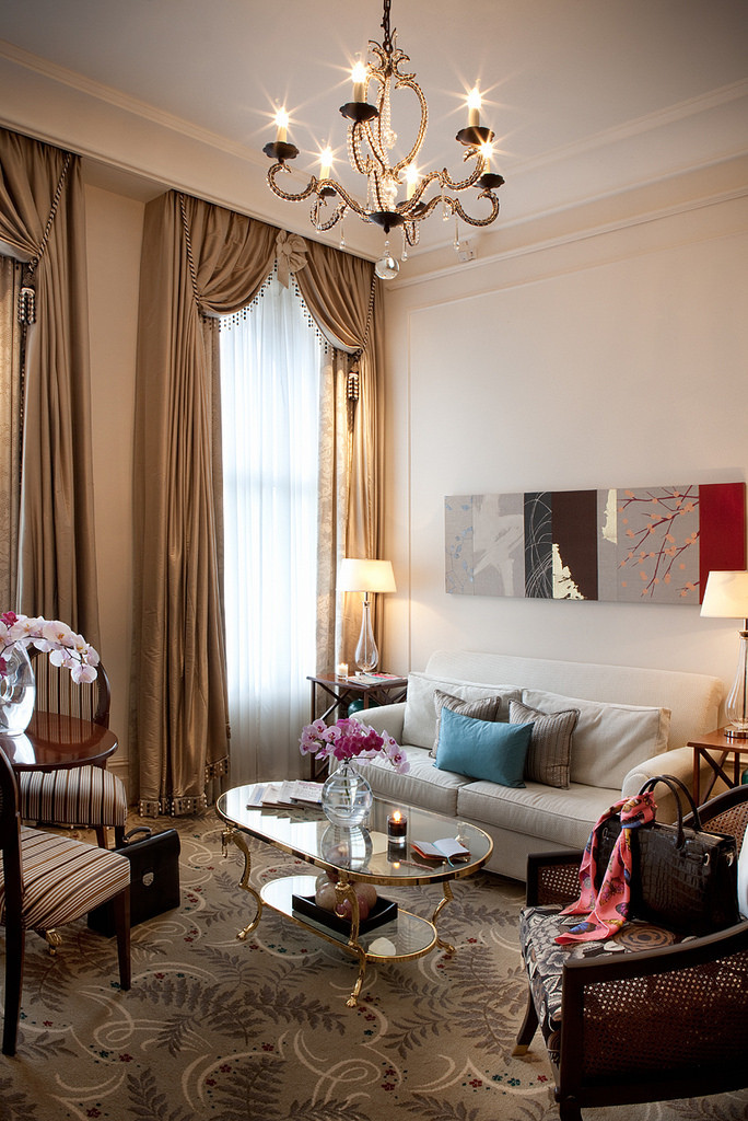 Điều này nghe có vẻ rất hoang đường, nhưng rất nhiều vị khách từng trú ở phòng 333 cũng khẳng định là nhìn thấy người đàn ông này, nhất là vào tháng 10.