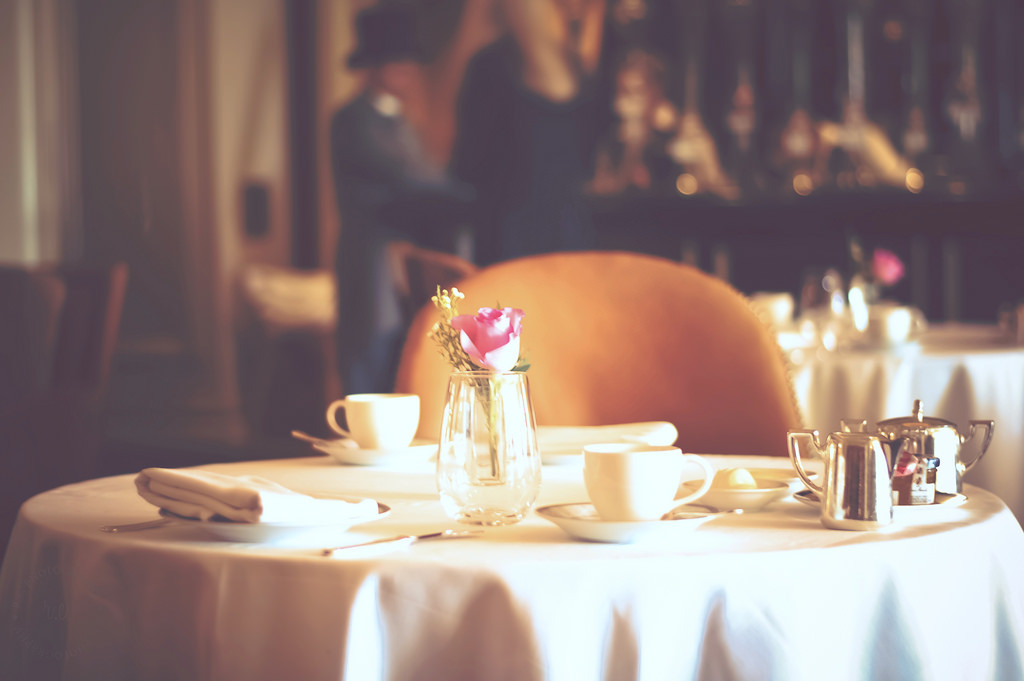 Ngoài ra, các vị khách còn nhìn thấy ở hàng lang khách sạn ma ám thường có một quý ông mờ ảo hay đi lại.