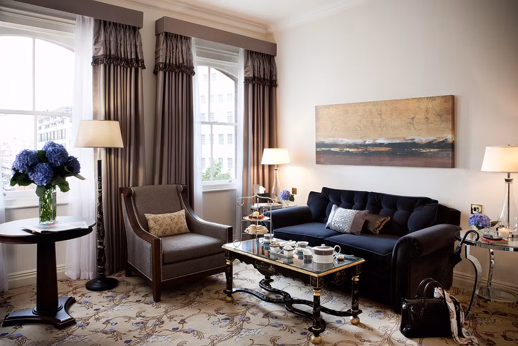 Một nhân chứng là phóng viên hãng truyền thông BBC kể rằng khi ông ngủ dậy thấy trong phòng ánh sáng chói lóa và nhìn thấy người đàn ông mặc áo thời Victorian đứng trong phòng.