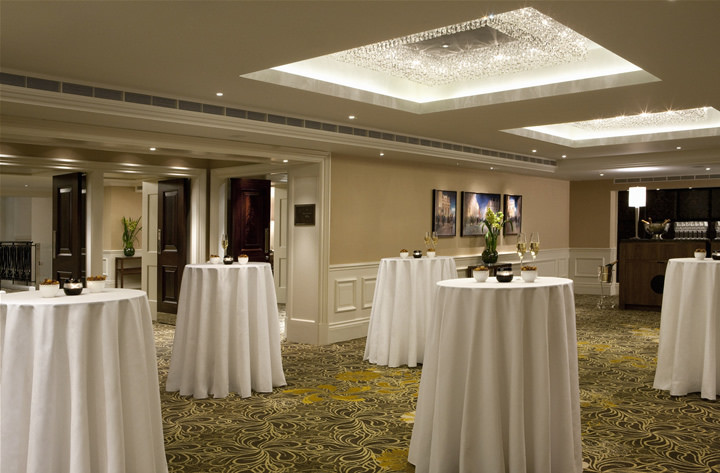 Một bóng ma còn nói được và tự giới thiệu mình là hoàng tử của nước Phổ, người đã tự sát trước Thế chiến I.