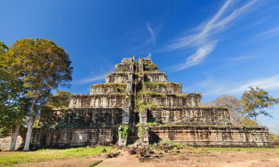 Theo sử sách, tướng quân Jayavarmal do bất đồng với nhà vua nên đã ly khai khỏi triều đình ở Angkor. Ông tự lập nên vương quốc của riêng mình và cho xây dựng một khu đền đài mới ở Koh Ker làm nơi trị vì, tế lễ. Sau này ông trở thành vua Jayavarman IV.