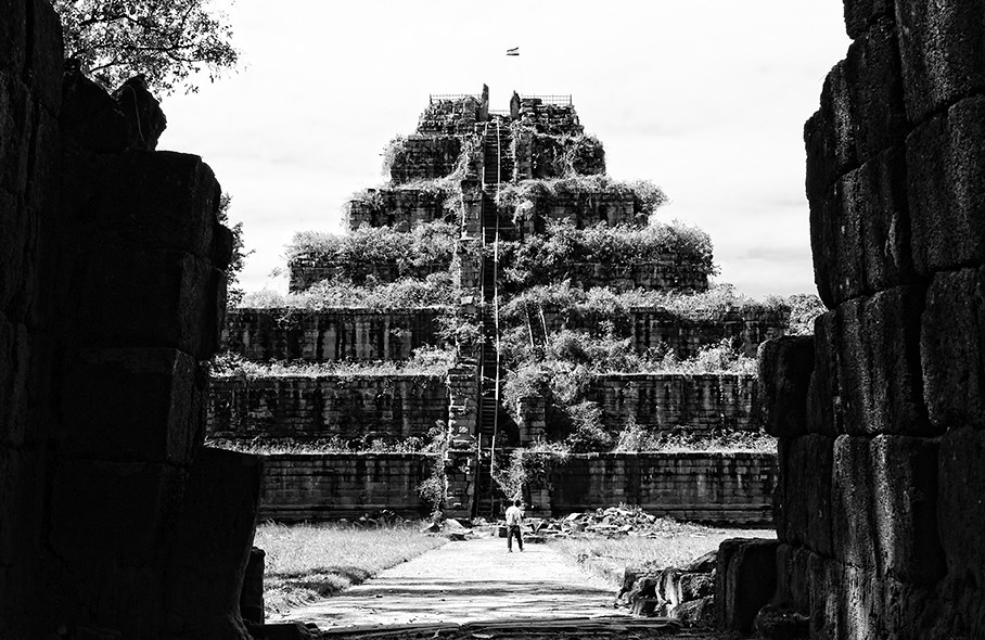 Dù hoành tráng và ấn tượng, nhưng kim tự tháp ở Koh Ker có số phận khá bi đát. Nó đã rơi vào quên lãng chỉ ít năm sau khi được xây dựng, vì vị vua kế nhiệm Jayavarman IV đã rời bỏ Koh Ker ngay sau khi lên ngôi để chuyển kinh đô về Angkor.