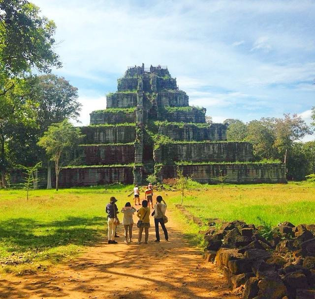 Cầu thang duy nhất dẫn lên đỉnh kim tự tháp nằm ở phía Tây. Tuy nhiên không có cánh cửa nào để thâm nhập vào trong lòng tháp, có thể nó nằm ẩn bên dưới lòng đất.