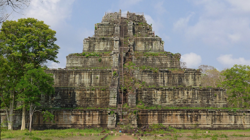 Ngôi đền nằm ở trung tâm của Koh Ker - kinh đô cũ của đế chế Angkor từ năm 921 – 944. Nó được xây dựng hoàn toàn khác với phong cách kiến trúc thường thấy của người Khmer, với hình kim tự tháp bậc thang mà nay còn lại 7 tầng.
