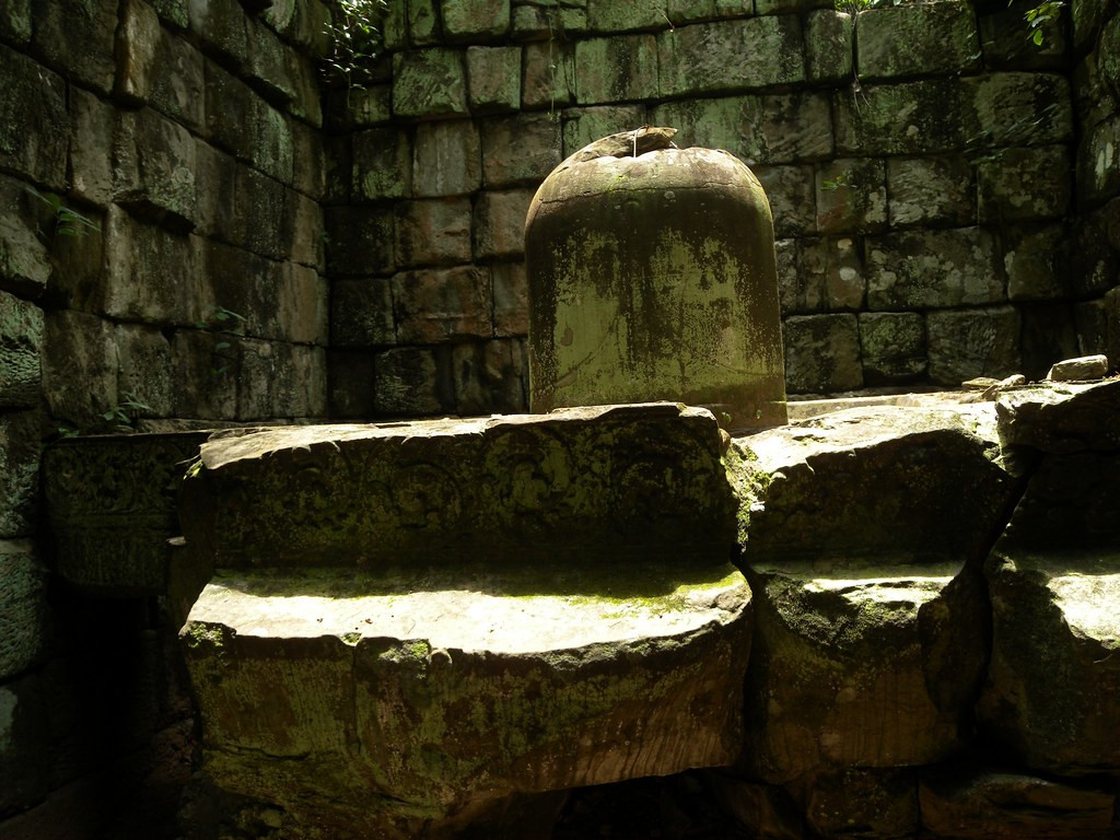 Ngoài ra, kim tự tháp bảy tầng của người Khmer còn có thể mang một công năng huyền bí nào đó, chẳng hạn như tập trung các nguồn năng lượng trong trời đất nhằm giúp cho chủ nhân của chúng có được những nguồn năng lượng phi thường.