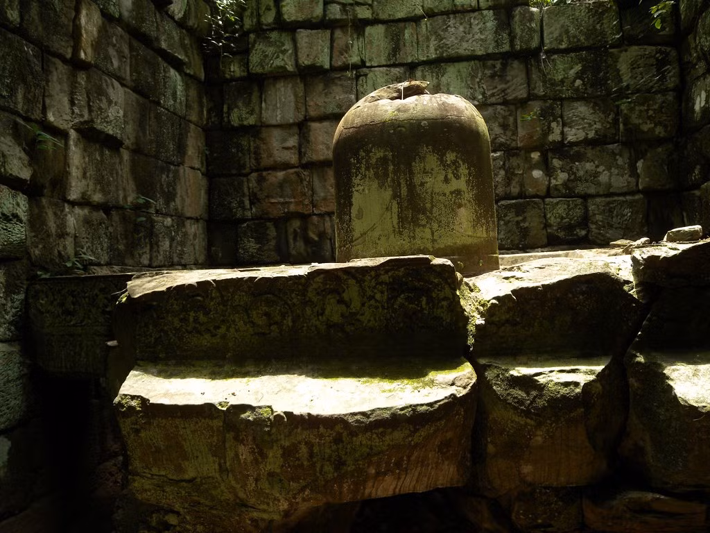 Ngoài ra, kim tự tháp bảy tầng của người Khmer còn có thể mang một công năng huyền bí nào đó, chẳng hạn như tập trung các nguồn năng lượng trong trời đất nhằm giúp cho chủ nhân của chúng có được những nguồn năng lượng phi thường.