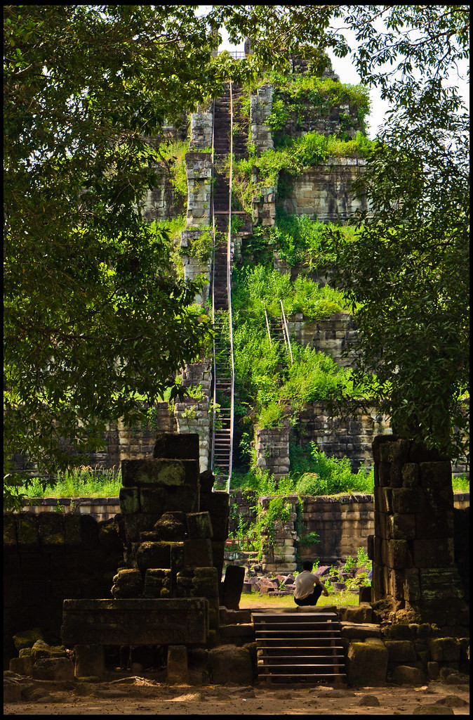 Cùng với hơn 50 đền tháp lộng lẫy khác, kim tự tháp Koh Ker đã biến mất khỏi lịch sử Campuchia trong 1.059 năm, cho tới khi được phát hiện trở lại vào năm 2003.