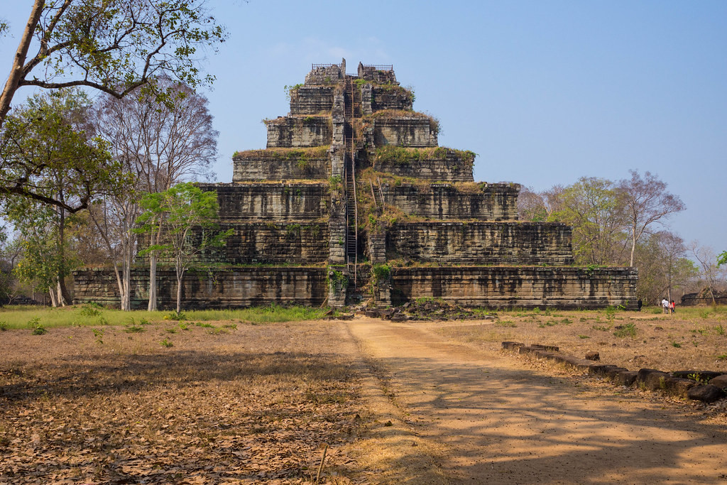 Nằm ở phía Đông Bắc đất nước Cambodia, cách Siem Reap và Angkor Wat tầm 115km, đền Koh Ker được coi là kim tự tháp duy nhất ở Đông Dương.