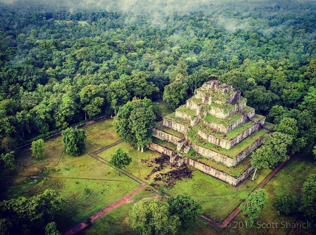 Kim tự tháp Koh Ker nằm giữa vùng đất rộng rãi và bằng phẳng, bên trong một vòng tường thành lớn. Nó còn được bao quanh bởi hệ thống kênh mương - hồ nước nhân tạo trải dài, khiến cho ngọn tháp trông càng cao vút, nổi bật giữa nền trời.