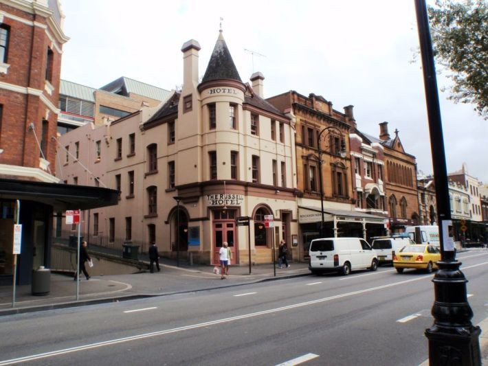 Nằm ở The Rocks, khu vực lâu đời nhất của thành phố Sydney, khách sạn ma ám Russell là một địa điểm nổi tiếng gắn với nhiều lời đồn có ma của Australia.