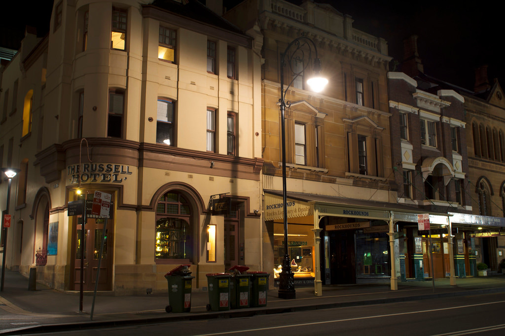 Theo đồn đại, hồn ma này cư ngụ tại phòng số 8 của khách sạn ma ám. Nhân viên tại đây cho hay, họ từng nghe thấy nhiều tiếng bước chân lạ trong đêm phát ra từ căn phòng.