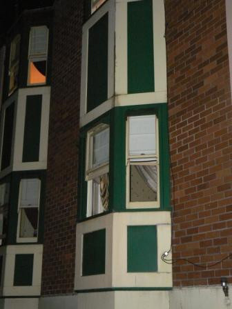 Thậm chí có người khẳng định mình đã nhìn thấy hồn ma hiện diện trong phòng ngủ, sau đó lướt ra ngoài hành lang trước khi biến mất vào không khí.