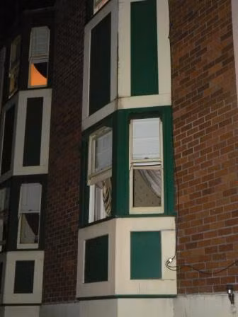 Thậm chí có người khẳng định mình đã nhìn thấy hồn ma hiện diện trong phòng ngủ, sau đó lướt ra ngoài hành lang trước khi biến mất vào không khí.