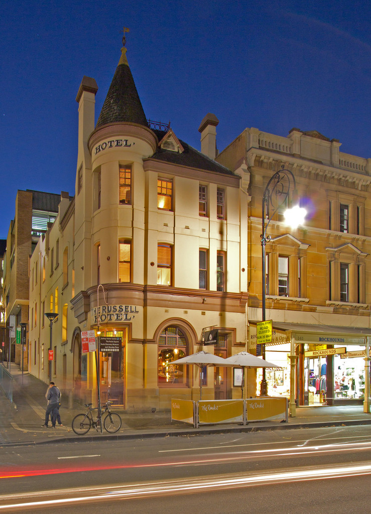 Ngoài hồn ma thủy thủ phòng số 8, người ta cho rằng khách sạn Russell còn có nhiều vong hồn khác vất vưởng, một số trong đó là của những gái mại dâm từng hoạt động ở khách sạn này.