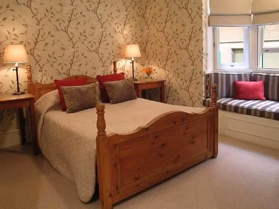 Một số khách lưu trú tại căn phòng cũng kể rằng mình nghe thấy tiếng bước chân và có cảm giác ai đó đứng bên chân giường, nhìn chằm chằm khi họ đang ngủ.