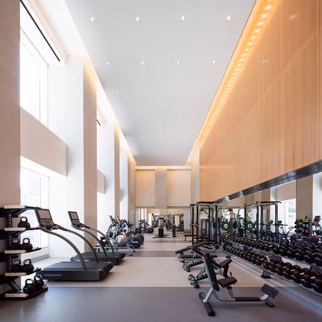 Chủ sở hữu căn nhà cũng sẽ được tận dụng nhiều tiện nghi tuyệt vời bao gồm bể bơi trong nhà dài 23 m, spa, phòng tập yoga, thư viện, phòng chiếu, dịch vụ người giúp việc và khu vui chơi trẻ em...