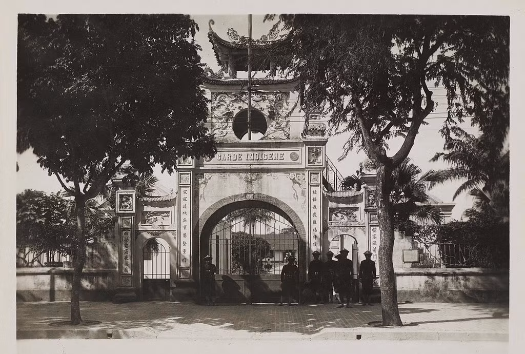 Cổng trại lính khố xanh ở Hà Nội khoảng năm 1930. Đây là trại binh của một sắc lính thuộc địa ban đầu có tên là Garde civile Indigène (Lực lượng phòng vệ bản xứ) mà dân gian gọi là “lính khố xanh” vì trang phục của họ có một mảnh vải che và thả trước bụng tựa như cái khố.
