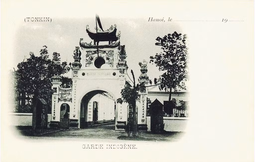 Một hình ảnh khác về trại lính khố xanh Hà Nội trên bưu thiếp của Pháp.