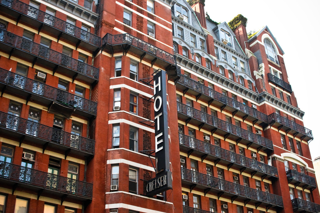 Nằm ở khu Manhattan của thành phố New York, khách sạn ma Chelsea có lịch sử lâu đời và là điểm đến yêu thích của nhiều văn nghệ sĩ nổi tiếng của Mỹ như Madonna, Mark Twain, Andy Warhol...