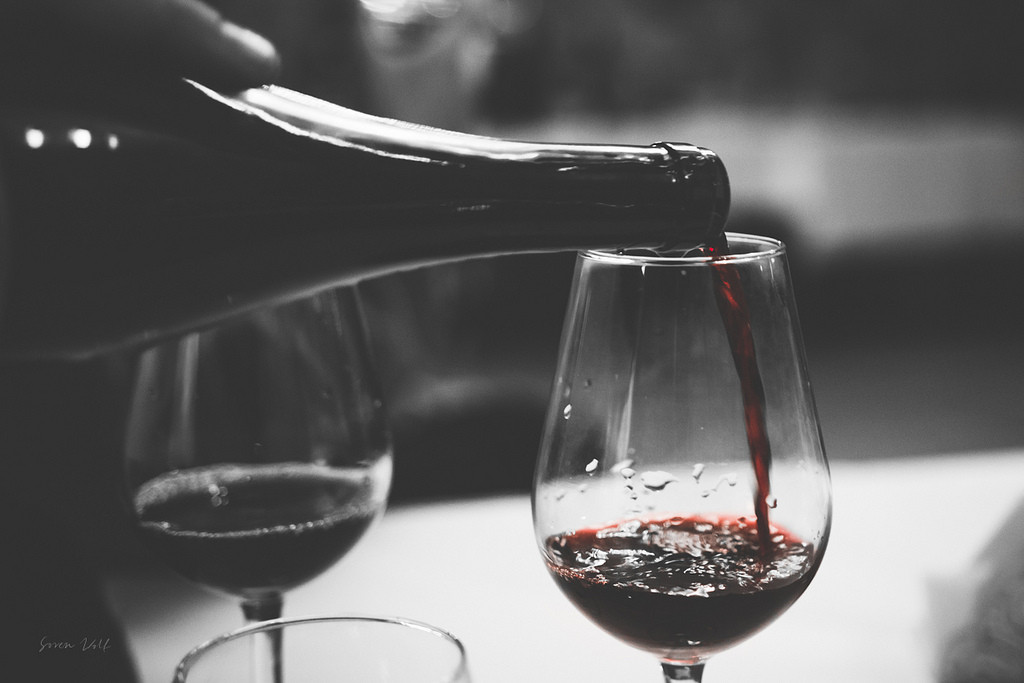 Ngày 9/11/1953, Thomas đã quá chén và rơi vào hôn mê tại khách sạn Chelsea. Ít lâu sau đó ông qua đời tại bệnh viện Thánh Vincent.