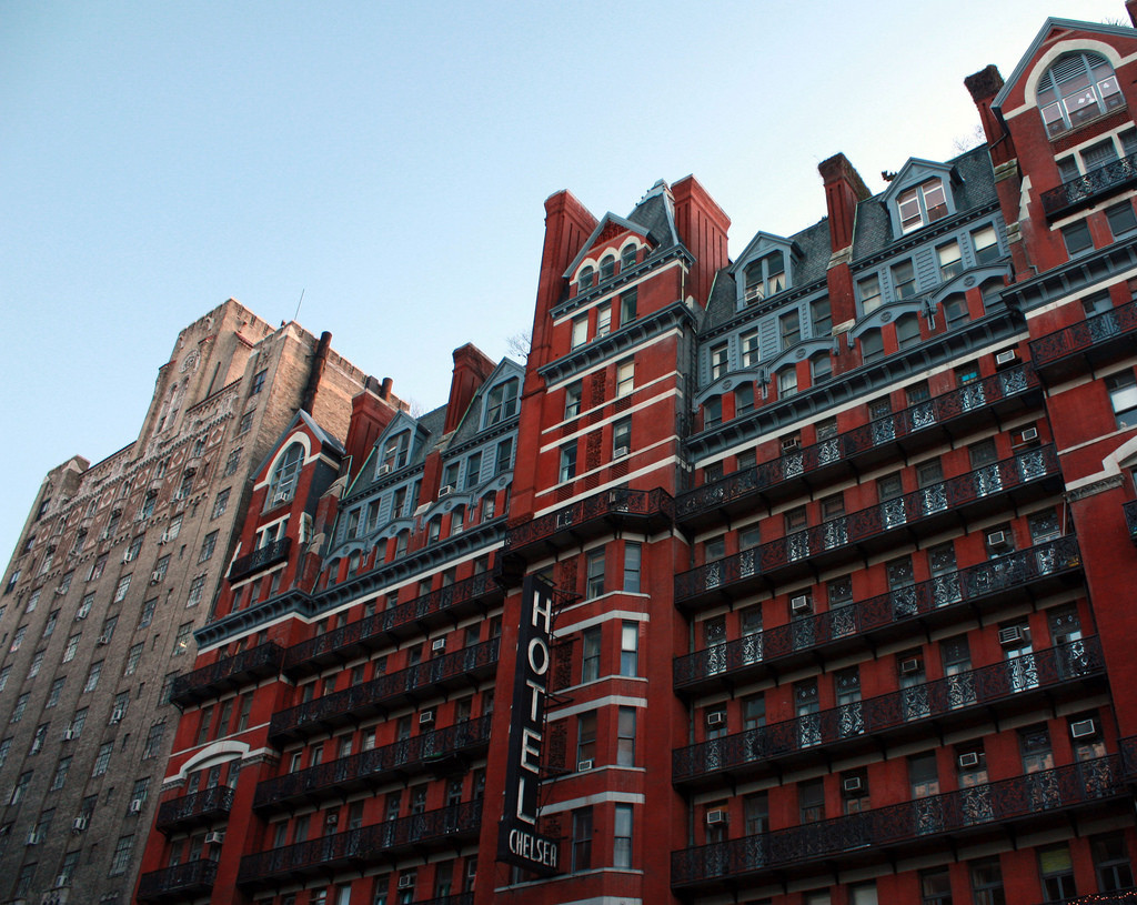 Có người cho rằng vong hồn nhà thơ đã lưu tại khách sạn từ khi ông bị hôn mê, và khi đó ông đinh ninh rằng mình vẫn sống, không hề biết rằng thân xác đã bị chuyển đến bệnh viện.