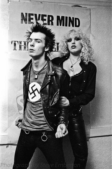Sự tai tiếng bắt đầu vào năm 1978, khi Sid Vicious - tay ghita bass của nhóm nhạc rock huyền thoại Sex Pistol - giết bạn gái là Nancy Spungen khi sống chung với cô tại phòng số 100 của khách sạn Chelsea.