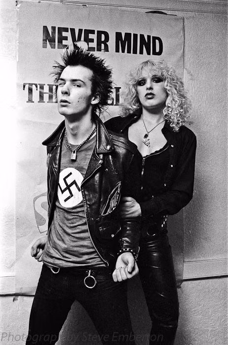 Sự tai tiếng bắt đầu vào năm 1978, khi Sid Vicious - tay ghita bass của nhóm nhạc rock huyền thoại Sex Pistol - giết bạn gái là Nancy Spungen khi sống chung với cô tại phòng số 100 của khách sạn Chelsea.