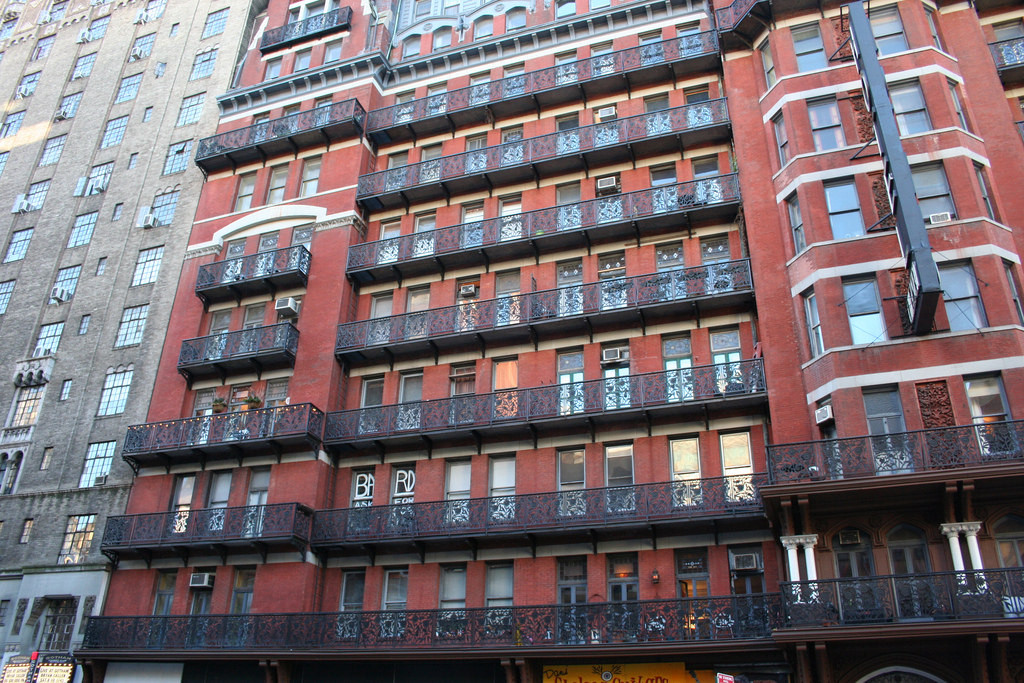 Bên cạnh danh tiếng đáng tự hào đó, khách sạn này cũng được biết đến như một địa điểm ma ám đáng sợ của New York, và là một trong những khách sạn ma nổi tiếng nhất nước Mỹ.